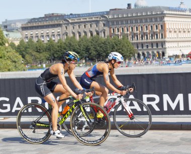 Stockholm - 26 Ağustos 2017: 26 Ağustos 2017 tarihinde İsveç 'in Stockholm kentinde düzenlenen Women' s Itu World Triatlon Serisi 'nde kadın triatloncu Periault ve Takahashi' nin yan görüntüsü