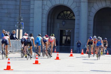 Stockholm - 26 Ağustos 2017: İki kadın triatloncu grubu, 26 Ağustos 2017 'de İsveç' in Stockholm kentinde düzenlenen Bayanlar Itu Dünya Triatlon Serisi 'nde buluştu.