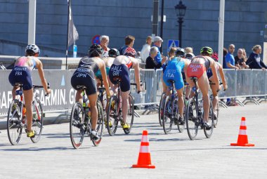 Stockholm - 26 Ağustos 2017: 26 Ağustos 2017 'de İsveç' in Stockholm kentinde düzenlenen Bayanlar Itu Dünya Triatlon Yarışması 'nda bir grup bayan triatlet bisikletçisinin arka görüşü