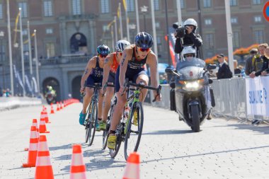 Stockholm - 26 Ağustos 2017: Stockholm, İsveç'te kadınların İTÜ dünya triatlon serisi olay 26 Ağustos 2017 kadın triatlet bisikletçiler gurup