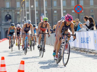 Stockholm - 26 Ağustos 2017: Stockholm, İsveç'te kadınların İTÜ dünya triatlon serisi olay 26 Ağustos 2017 kadın triatlet bisikletçiler gurup