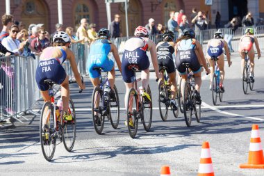 Stockholm - 26 Ağustos 2017: 26 Ağustos 2017 'de İsveç' in Stockholm kentinde düzenlenen Bayanlar Itu Dünya Triatlon Yarışması 'nda bir grup bayan triatlet bisikletçisinin arka görüntüsü