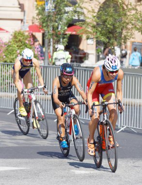 Stockholm - 26 Ağustos 2017: Stockholm, İsveç'te kadınların İTÜ dünya triatlon serisi olay 26 Ağustos 2017 kadın triatlet bisikletçiler gurup