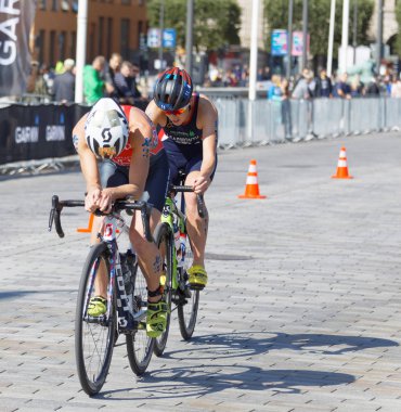 Stockholm - 26 Ağustos 2017: 26 Ağustos 2017 Stockholm, İsveç 'te düzenlenen Bayanlar Itu Dünya Triatlon Yarışması' nda önde gelen iki bayan triatlet Flora Duffy ve Jessica Learmonth