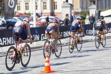 Stockholm - 26 Ağustos 2017: Kadın triatloncu Hall (Gbr), Spivey (Usa) in the Women 's Itu World Triathlon serisi etkinliği 26 Ağustos 2017 Stockholm, İsveç