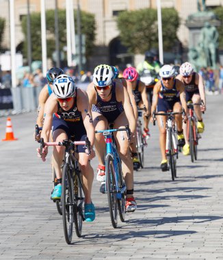 Stockholm - 26 Ağustos 2017 'de İsveç' in Stockholm kentinde düzenlenen Bayanlar Itu Dünya Triatlon Yarışması 'nda triatlet bisikletçileri