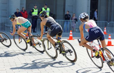 Stockholm - 26 Ağustos 2017: 26 Ağustos 2017 tarihinde İsveç 'in Stockholm kentinde düzenlenen Women' s Itu World Triatlon Serisi etkinliğinde triatloncu kadın bisikletçiler Periault ve Takahashi 'nin arka görüşü