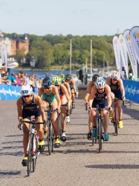 Stockholm - 26 Ağustos 2017: 26 Ağustos 2017 'de İsveç' in Stockholm kentinde düzenlenen Bayanlar Itu Dünya Triatlon Yarışması 'nda kadın triatlet gruplarına tırmanma