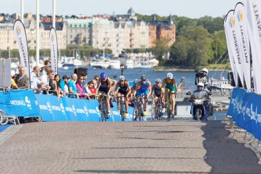 Stockholm - 26 Ağustos 2017: İsveç 'in Stockholm kentinde düzenlenen Bayanlar Itu Dünya Triatlon Yarışması' nda bisikletçi kadın bisikletçi grupları Gentle, Hewitt, Lee ve Miller tırmanıyor.