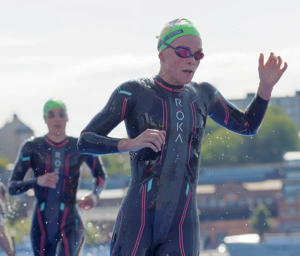 Stockholm - 26 Ağustos 2017: 22 Ağustos 2017 'de Stockholm, İsveç' te düzenlenen Bayanlar Itu Dünya Triatlon Serisi etkinliğinde siyah mayo giyen kadın triatlet yüzücülerin yakın çekimi