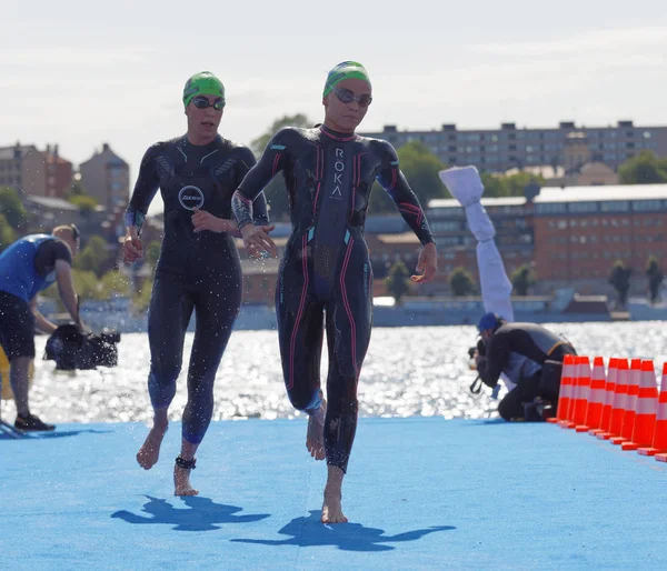 Stockholm - 26 Ağustos 2017: 22 Ağustos 2017 'de İsveç' in Stockholm kentinde düzenlenen Bayanlar Itu Dünya Triatlon Şampiyonası 'nda siyah mayo giyen kadın triatlet yüzücüler