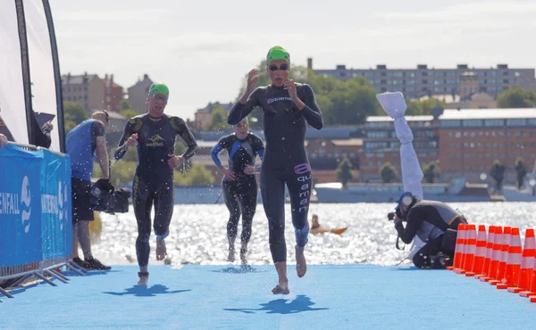 Stockholm Aug 2017 Schwimmerinnen Triathletinnen Schwarzen Badeanzügen Laufen Aus Dem — Stockfoto