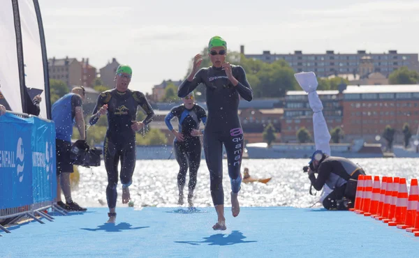 Stockholm - 26 Ağustos 2017: 22 Ağustos 2017 'de İsveç' in Stockholm kentinde düzenlenen Bayanlar Itu Dünya Triatlon Şampiyonası 'nda siyah mayo giyen kadın triatlet yüzücüler