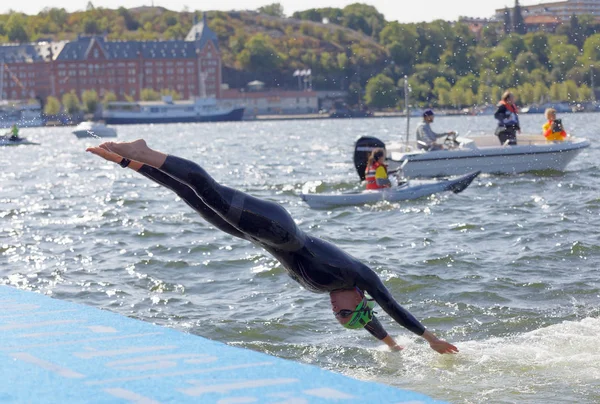 Suya atlamak siyah mayo giyen kadın yüzücü