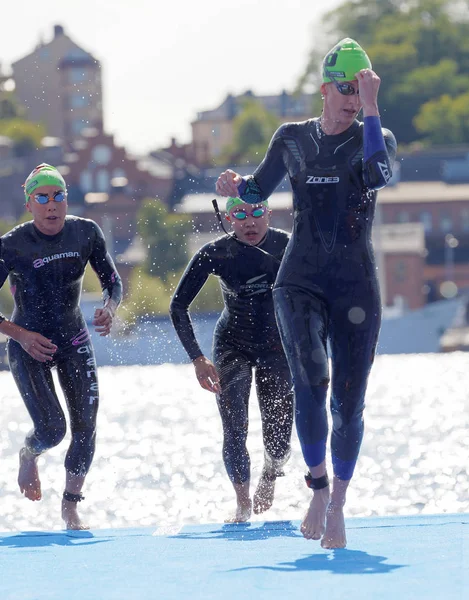 F tırmanma siyah mayo giyen kadın triatlet yüzücüler