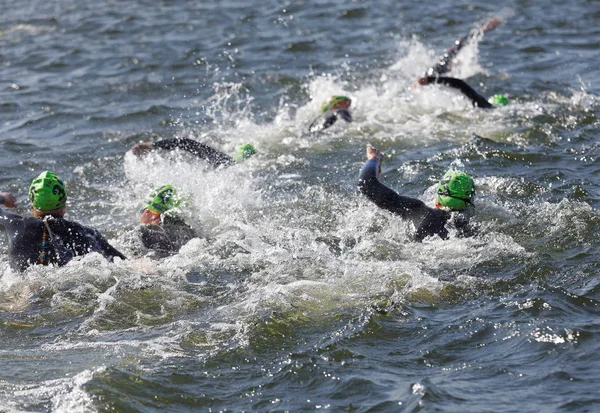 Chaos van vrouwelijke concurrenten vechten, spuiten water zwemmen — Stockfoto