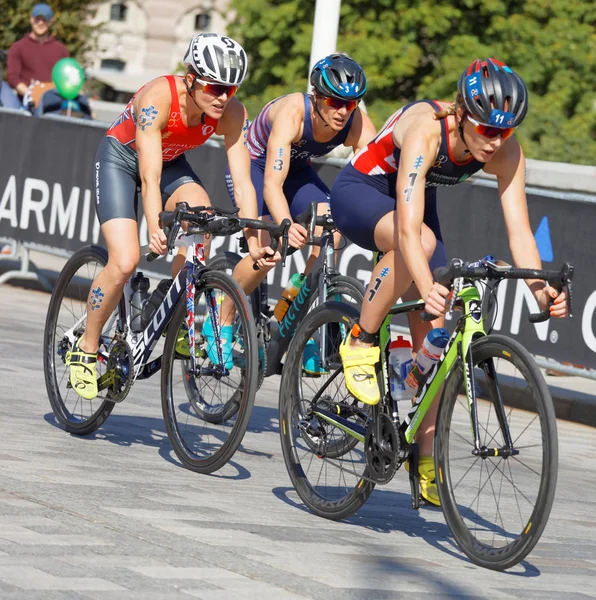 Stockholm - 26 Ağustos 2017: Kadın triatlet bisikletçiler Flora Duffy, Jessica Learmonth ve Katie Zaferes kadınların İTÜ dünya triatlon serisi olay 26 Ağustos 2017 Stokholm, İsveç