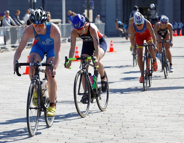 Stockholm - 26 Ağustos 2017: Stockholm, İsveç'te kadınların İTÜ dünya triatlon serisi olay 26 Ağustos 2017 kadın triatlet bisikletçiler gurup