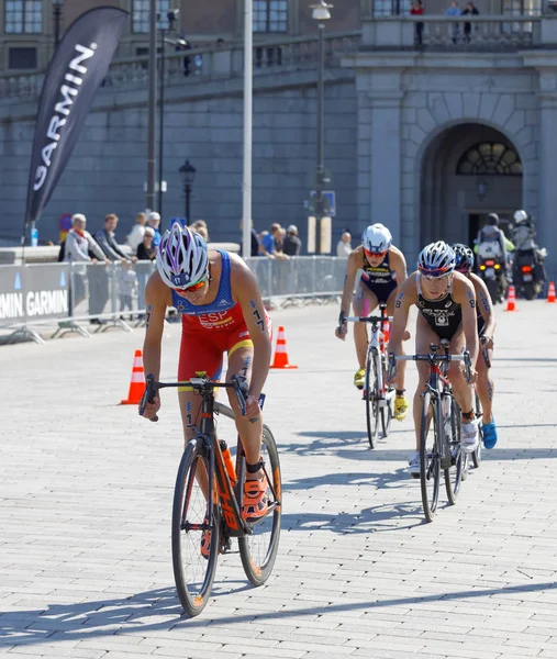 Stockholm - 26 Ağustos 2017: Stockholm, İsveç'te kadınların İTÜ dünya triatlon serisi olay 26 Ağustos 2017 kadın triatlet bisikletçiler gurup