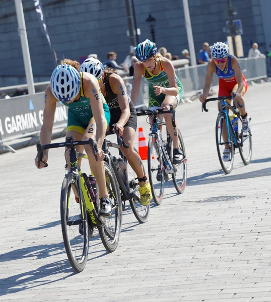 Stockholm - 26 Ağustos 2017: Stockholm, İsveç'te kadınların İTÜ dünya triatlon serisi olay 26 Ağustos 2017 kadın triatlet bisikletçiler gurup