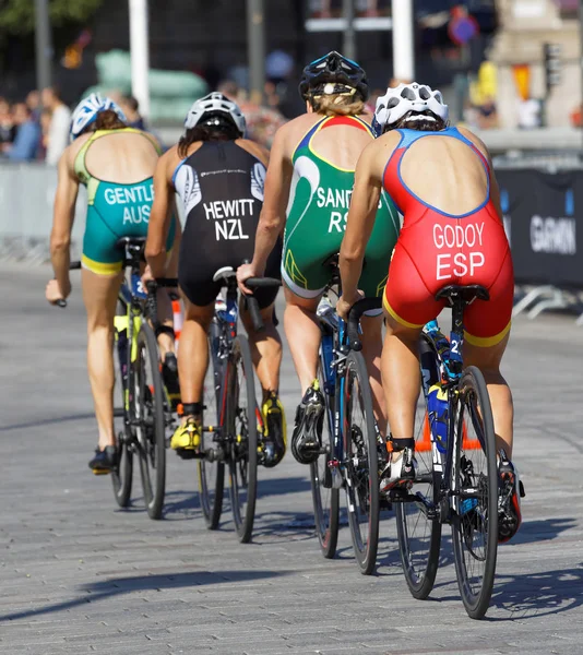 Stockholm - 26 Ağustos 2017: 26 Ağustos 2017 'de İsveç' in Stockholm kentinde düzenlenen Bayanlar Itu Dünya Triatlon Yarışması 'nda bir grup bayan triatlet bisikletçisinin arka görüşü