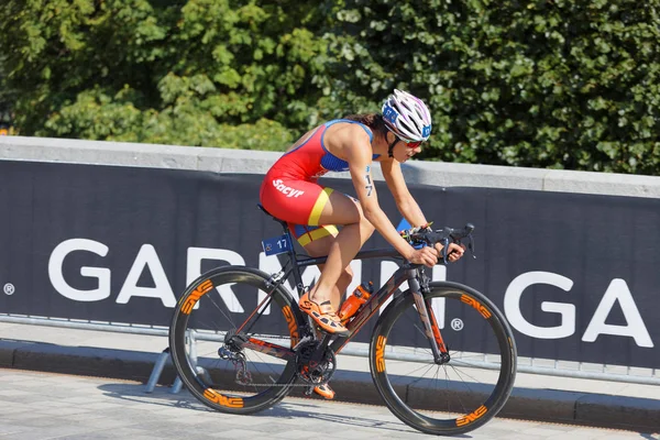 Stockholm - 26 Ağustos 2017: 26 Ağustos 2017 'de İsveç' in Stockholm kentinde düzenlenen Bayanlar Itu Dünya Triatlon Yarışması 'nda bayan triatlet Carolina Routier' in yan görüntüsü