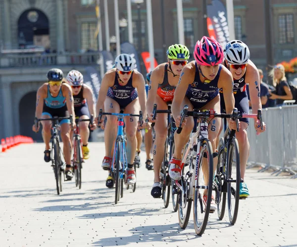Stockholm - 26 Ağustos 2017: Stockholm, İsveç'te kadınların İTÜ dünya triatlon serisi olay 26 Ağustos 2017 kadın triatlet bisikletçiler gurup
