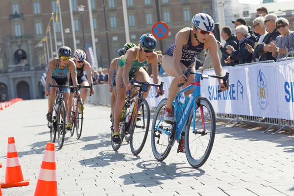 Stockholm Aug 2017 Groep Vrouwelijke Triatleet Fietsers Koninklijk Kasteel Achtergrond — Stockfoto