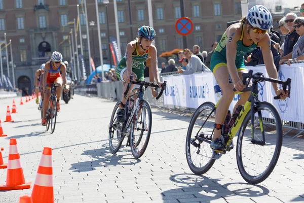 Stockholm Aug 2017 Groep Vrouwelijke Triatleet Fietsers Koninklijk Kasteel Achtergrond — Stockfoto