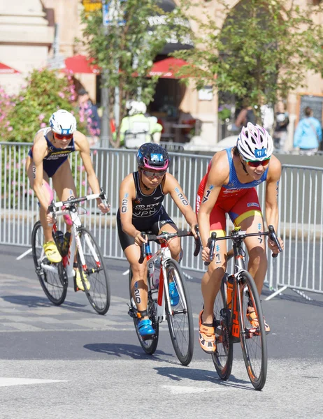 Stockholm - 26 Ağustos 2017: Stockholm, İsveç'te kadınların İTÜ dünya triatlon serisi olay 26 Ağustos 2017 kadın triatlet bisikletçiler gurup