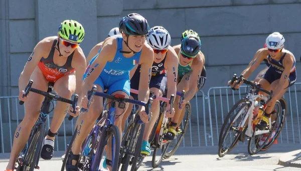 Grup olarak bir eğride kadın triatlet Bisiklet