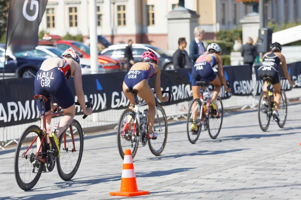 Stockholm - 26 Ağustos 2017: Kadın triatloncu Hall (Gbr), Spivey (Usa) in the Women 's Itu World Triathlon serisi etkinliği 26 Ağustos 2017 Stockholm, İsveç
