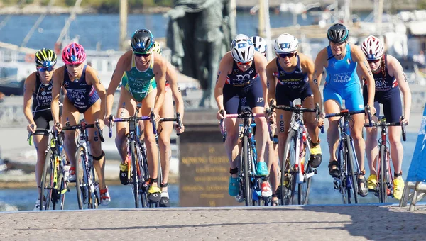 Klettergruppe der Triathletinnen in Zentral Stockholm — Stockfoto