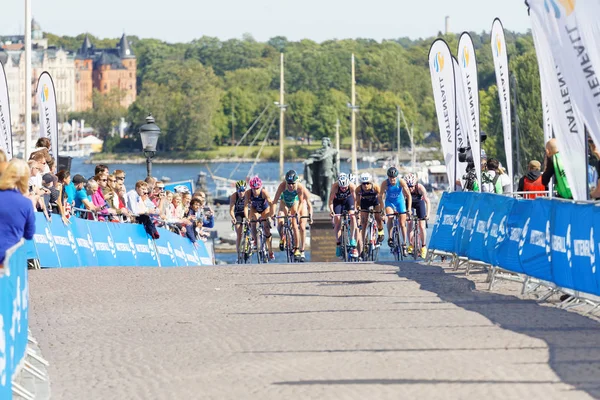 Stockholm - 26 Ağustos 2017: Tırmanma grupları kadın triatlet bisikletçiler Merkezi Stockholm Stockholm, İsveç'te kadınların İTÜ dünya triatlon serisi olay 26 Ağustos 2017