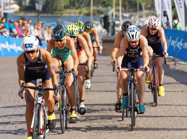 Stockholm - 26 Ağustos 2017: 26 Ağustos 2017 'de İsveç' in Stockholm kentinde düzenlenen Bayanlar Itu Dünya Triatlon Yarışması 'nda kadın triatlet gruplarına tırmanma
