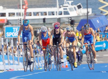 Stockholm - 26 Ağustos 2017: İsveç 'in Stockholm kentinde 26 Ağustos 2017 tarihli Bayanlar Itu Dünya Triatlon Yarışması' nda mücadele eden kadın triatletler grubu Kivioja, Godoy, Lynch, Abrosimova ve Gurbonova