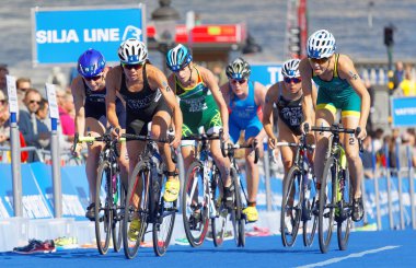 Stockholm - 26 Ağustos 2017: 26 Ağustos 2017 'de Stockholm, İsveç' te düzenlenen Bayanlar Itu Dünya Triatlon Yarışması 'nda mücadele eden kadın bisikletçiler Hewitt, Sanders, Gentle ve rakipler grubu