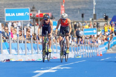 Stockholm - 26 Ağustos 2017: 26 Ağustos 2017 Stockholm, İsveç 'te düzenlenen Bayanlar Itu Dünya Triatlon Yarışması' nda önde gelen iki bayan triatlet Flora Duffy ve Jessica Learmonth