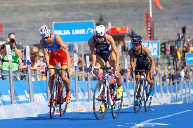 Stockholm - 26 Ağustos 2017: 26 Ağustos 2017 'de İsveç' in Stockholm kentinde düzenlenen Women 's Itu World Triatlon Serisi' nde Routier, Beaugrand ve Kuramoto adlı kadın triatloncu grubuna tırmanma