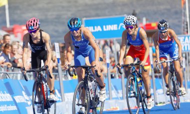 Stockholm - 26 Ağustos 2017: İsveç 'in Stockholm kentinde 26 Ağustos 2017 tarihli Bayanlar Itu Dünya Triatlon Yarışması' nda mücadele eden kadın triatletler grubu Kivioja, Godoy, Lynch, Abrosimova ve Gurbonova