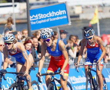 Stockholm - 26 Ağustos 2017: 26 Ağustos 2017 'de İsveç' in Stockholm kentinde düzenlenen Bayanlar Itu Dünya Triatlon Yarışması 'nda savaşçı kadın bisikletçiler Godoy, Abrosimova ve Gurbonova