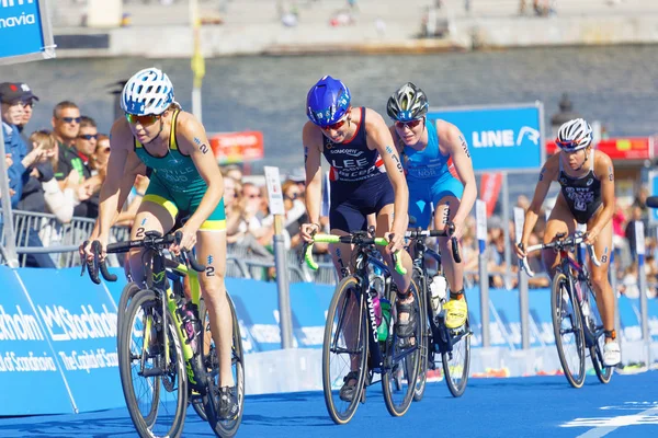 Stockholm - 26 Ağustos 2017: 26 Ağustos 2017 tarihinde İsveç 'in Stockholm kentinde düzenlenen Bayanlar Itu Dünya Triatlon Yarışması' nda dövüşçü kadın bisikletçiler Lee, Gentle, Miller ve Sato