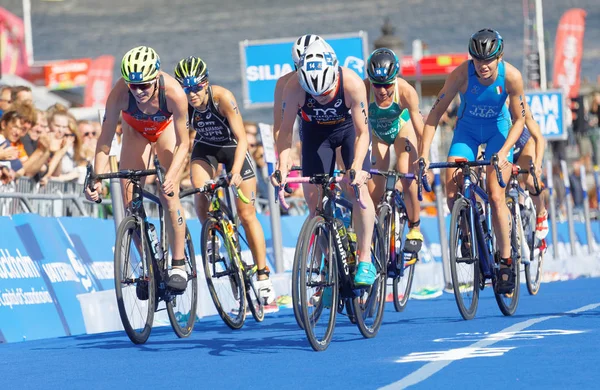 Stockholm - 26 Ağustos 2017: 26 Ağustos 2017 Stockholm, İsveç 'te düzenlenen Bayanlar Itu Dünya Triatlon Yarışması' nda Stimpson, Brown, Kasper, Betto ve diğer kadın triatloncu grupları