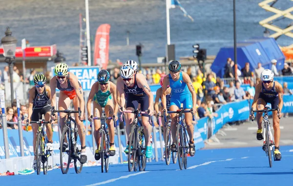Stockholm - 26 Ağustos 2017: 26 Ağustos 2017 Stockholm, İsveç 'te düzenlenen Bayanlar Itu Dünya Triatlon Yarışması' nda Stimpson, Brown, Kasper, Betto ve diğer kadın triatloncu grupları