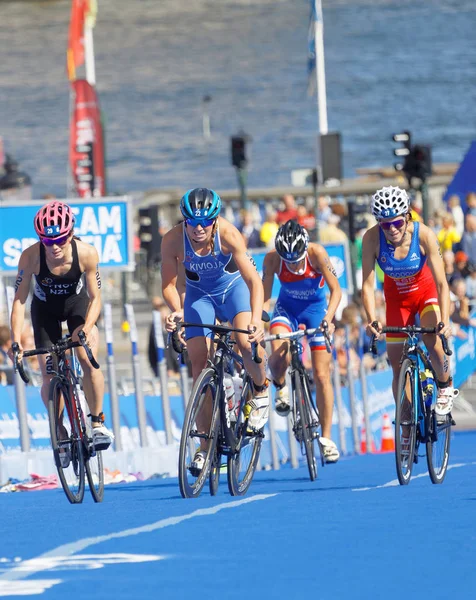 Stockholm - 26 Ağustos 2017: İsveç 'in Stockholm kentinde 26 Ağustos 2017 tarihli Bayanlar Itu Dünya Triatlon Yarışması' nda mücadele eden kadın triatletler grubu Kivioja, Godoy, Lynch, Abrosimova ve Gurbonova
