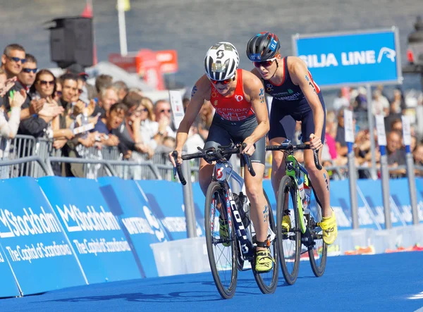Stockholm - 26 Ağustos 2017: 26 Ağustos 2017 Stockholm, İsveç 'te düzenlenen Bayanlar Itu Dünya Triatlon Yarışması' nda önde gelen iki bayan triatlet Flora Duffy ve Jessica Learmonth