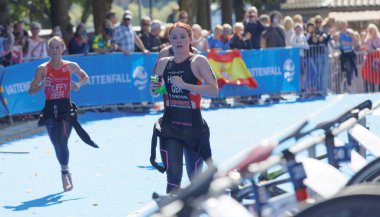Stockholm - 26 Ağustos 2017: Triatloncu Flora Duffy (Ber) ve Lucy Hall (Gbr), 26 Ağustos 2017 'de İsveç' in Stockholm kentinde düzenlenen Dünya Kadınlar Triatlon Şampiyonası 'nda geçiş bölgesinde kıyafetlerini değiştirdiler.