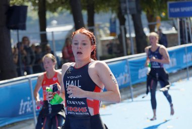 Stockholm - 26 Ağustos 2017: Triatlet Lucy Hall (Gbr) ve kadınların İTÜ dünya triatlon serisi olay geçiş bölgesinde 26 Ağustos 2017 Stokholm, İsveç'te çalışan rakip