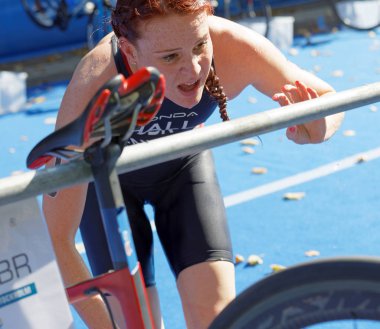 Stockholm - 26 Ağustos 2017: Triatloncu Lucy Hall (Gbr), 26 Ağustos 2017 tarihinde İsveç 'in Stockholm kentinde düzenlenen Bayanlar Itu Dünya Triatlon Şampiyonası' nda geçiş bölgesinde kıyafetlerini değiştirdi.