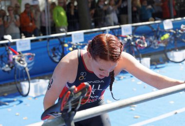 Stockholm - 26 Ağustos 2017: Triatloncu Lucy Hall (Gbr), 26 Ağustos 2017 tarihinde İsveç 'in Stockholm kentinde düzenlenen Bayanlar Itu Dünya Triatlon Şampiyonası' nda geçiş bölgesinde kıyafetlerini değiştirdi.